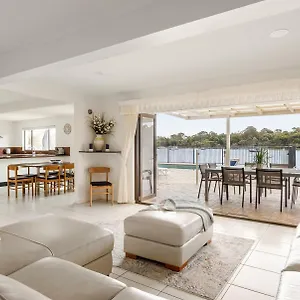Breathtaking River Views On Parade Holiday home